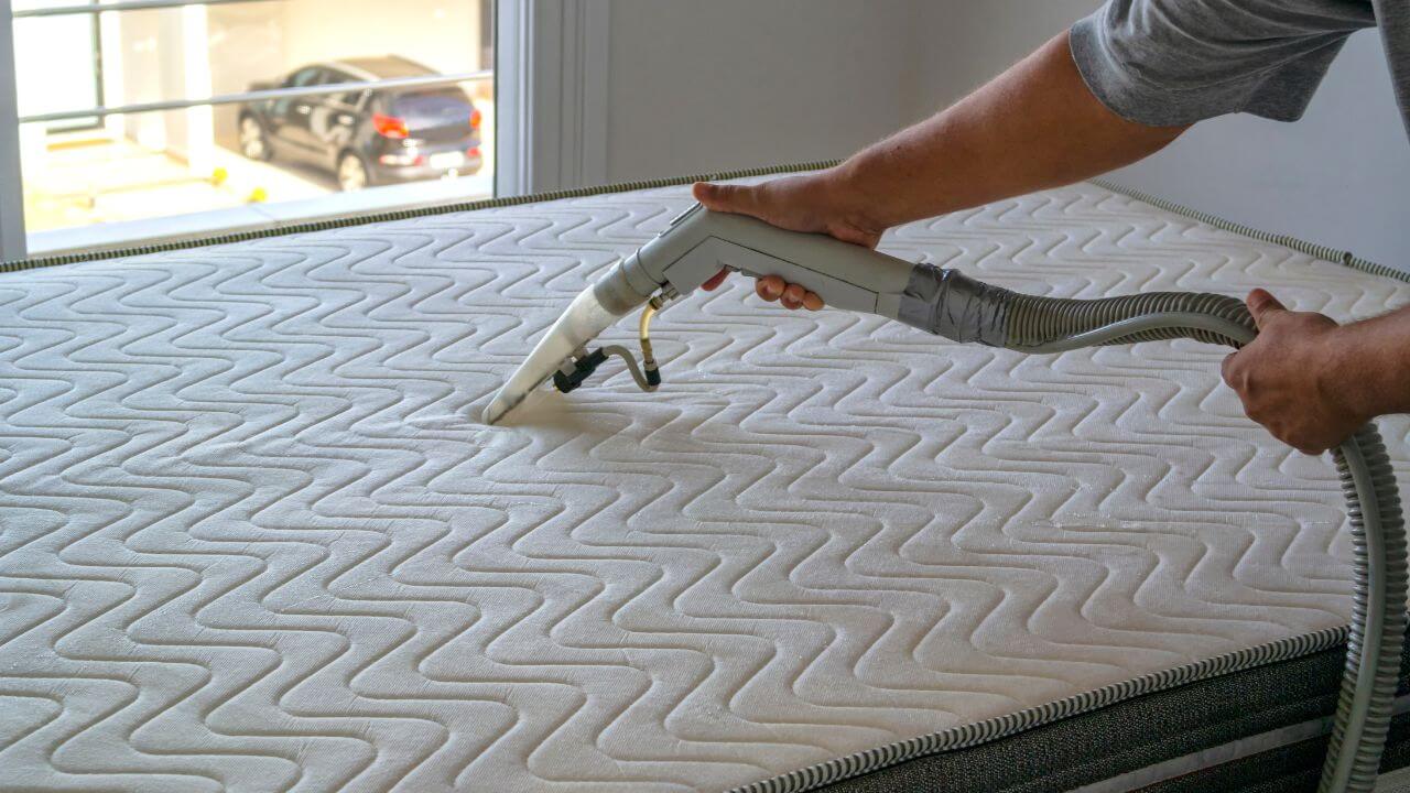 A men is cleaning the mattress